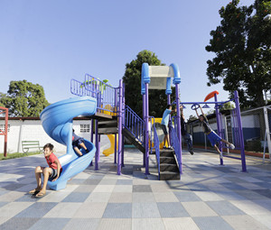 Parque infantil al aire libre en Libia