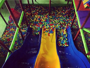 Parque infantil cubierto recién instalado en Bosnia y Herzegovina