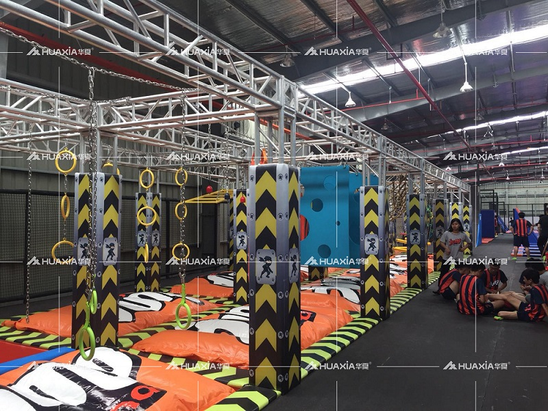Un ejemplo de parque de trampolines ninja diseñado para un cliente vietnamita