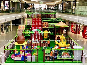 ¿Qué tal un parque infantil en la entrada del centro comercial?