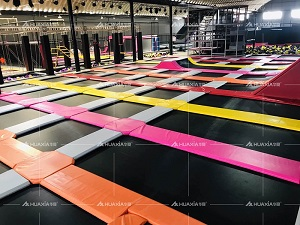 Un gran parque de trampolines instalado en Dezhou, provincia de Shandong