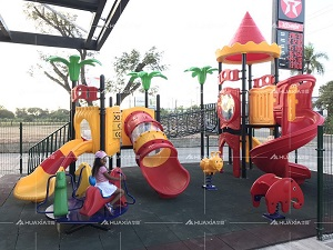 Un tobogán al aire libre instalado en San Diego
