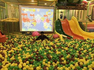 Caso real de un pequeño parque infantil cubierto en Bangladesh