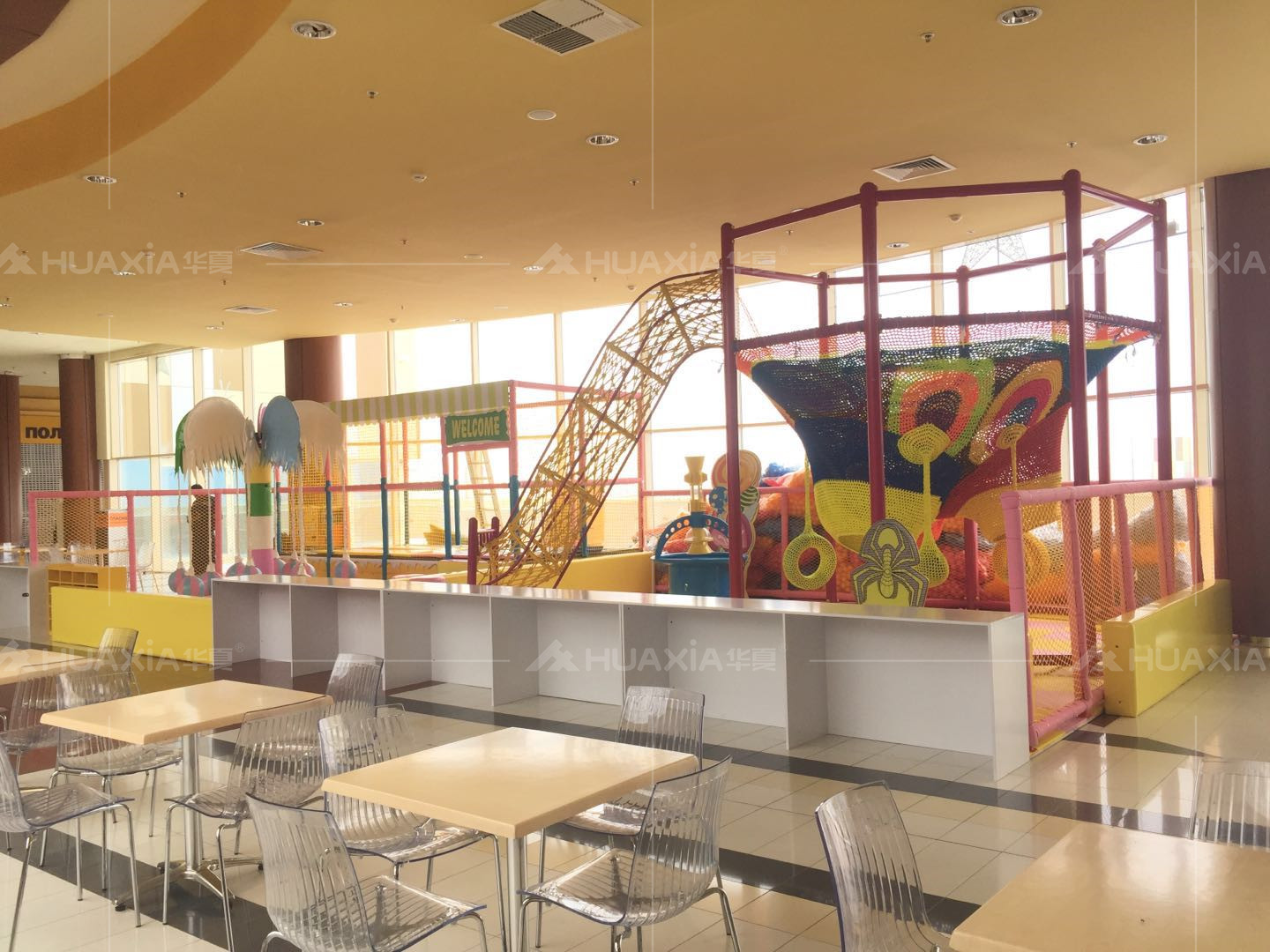 Colorido parque infantil interior en Rusia