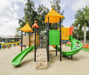 Parque infantil al aire libre en Santo Tomás