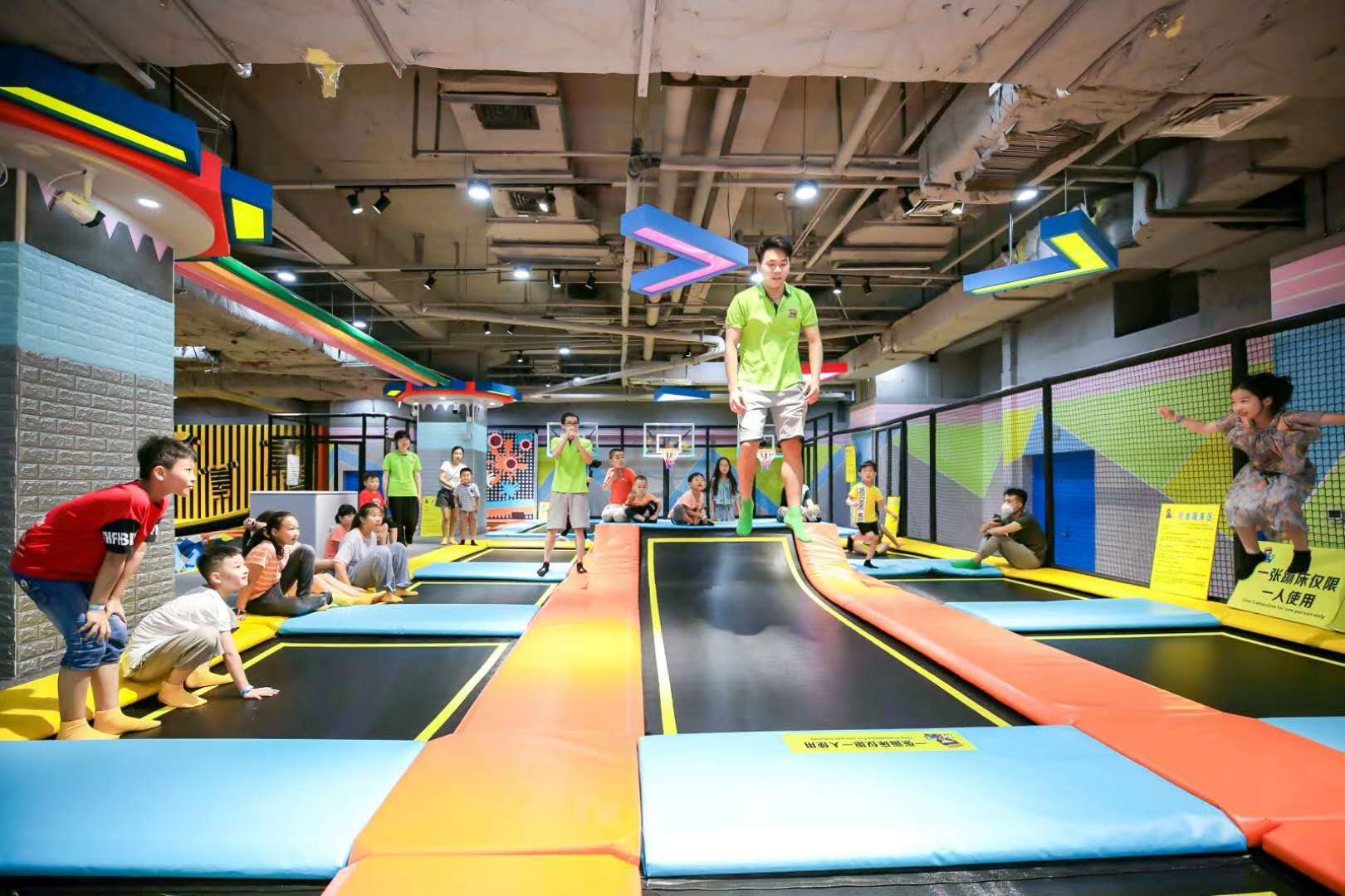 parque de trampolines L06