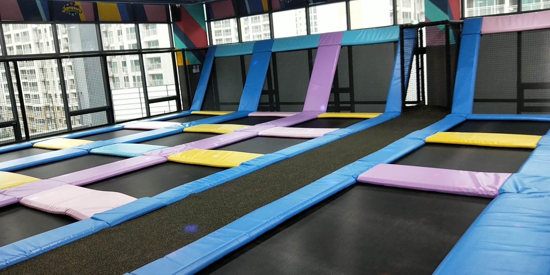 Niños saltando grandes equipos de parque de trampolines interiores