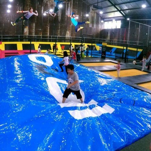 La última aventura en trampolín para niños