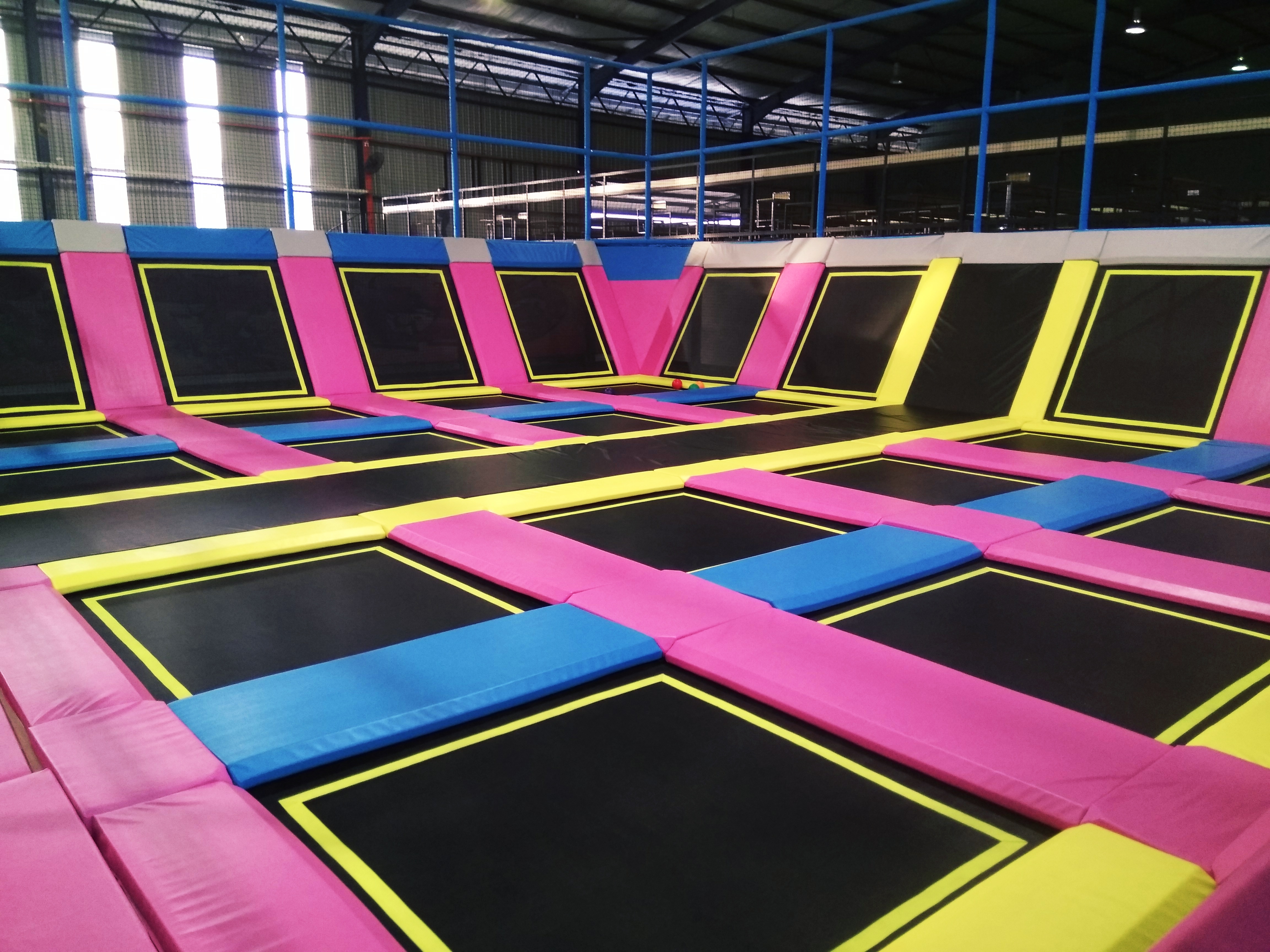 Trampolín grande interior con fosa de espuma 